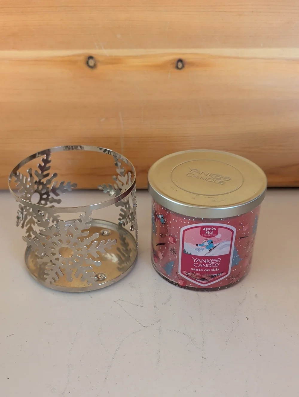 New, Yankee Candle Red 3-Wick Jar with Silver Snowflake Holder.🌟